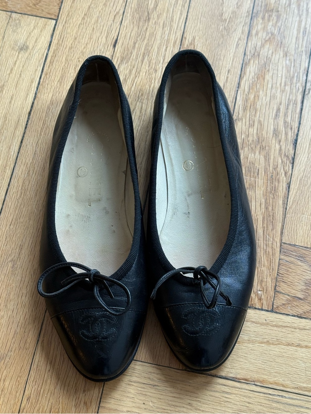 CHANEL Black Leather Ballet Flats with Bow and CC Cap Toe